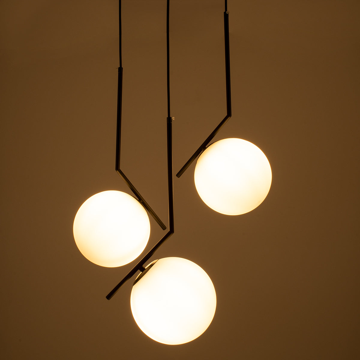 GloboStar® MONROE 00952 Μοντέρνο Κρεμαστό Φωτιστικό Οροφής Τρίφωτο 3 x E27 Μαύρο - Λευκό Μεταλλικό Μπάλα Φ60 x Υ50cm - ledmania.gr