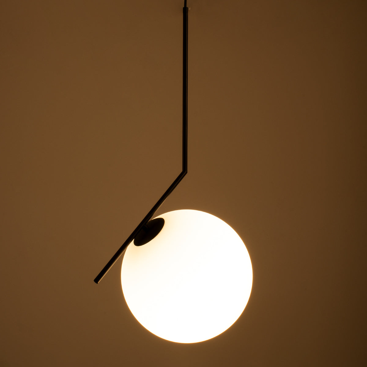 GloboStar® MONROE 00957 Μοντέρνο Κρεμαστό Φωτιστικό Οροφής Μονόφωτο 1 x E27 Μαύρο - Λευκό Μεταλλικό Μπάλα Φ30 x Υ75cm - ledmania.gr