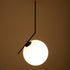 GloboStar® MONROE 00957 Μοντέρνο Κρεμαστό Φωτιστικό Οροφής Μονόφωτο 1 x E27 Μαύρο - Λευκό Μεταλλικό Μπάλα Φ30 x Υ75cm - ledmania.gr