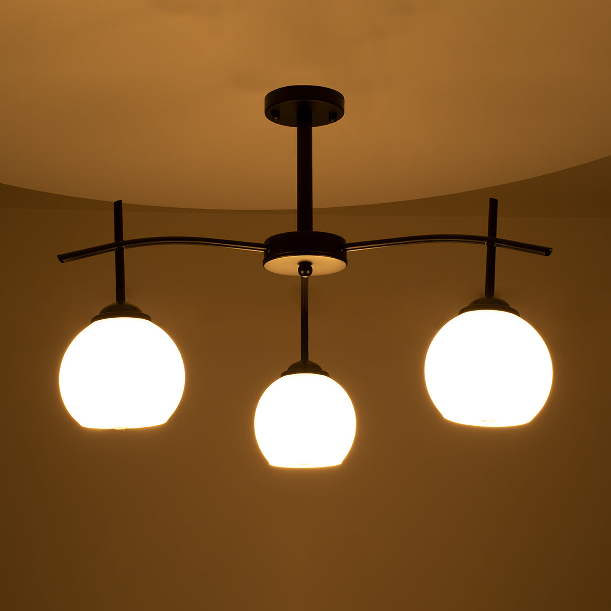 GloboStar® LUNA 01087 Μοντέρνο Φωτιστικό Οροφής Τριφωτο 3 x E27 AC220-240V IP20 - Φ45 x Υ40cm - Μαύρο Μεταλλικό με Λευκό Γυαλί Καμπάνα - ledmania.gr