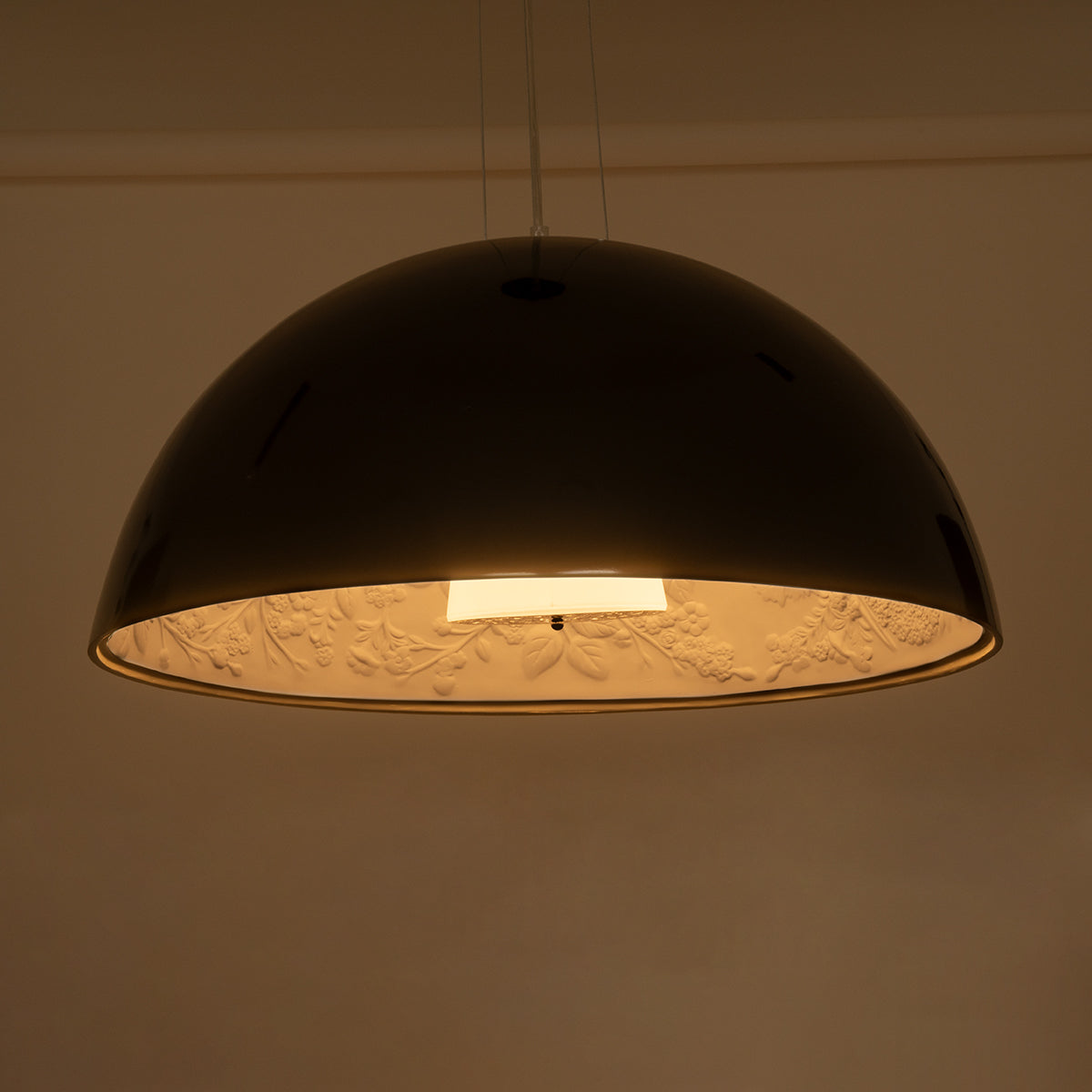 GloboStar® SERENIA 01270 Μοντέρνο Κρεμαστό Φωτιστικό Καμπάνα Μονόφωτο 1 x E27 IP20 Μαύρο Μέταλλο με Λευκό Γύψο - Μ60 x Π60 x Υ30cm - ledmania.gr