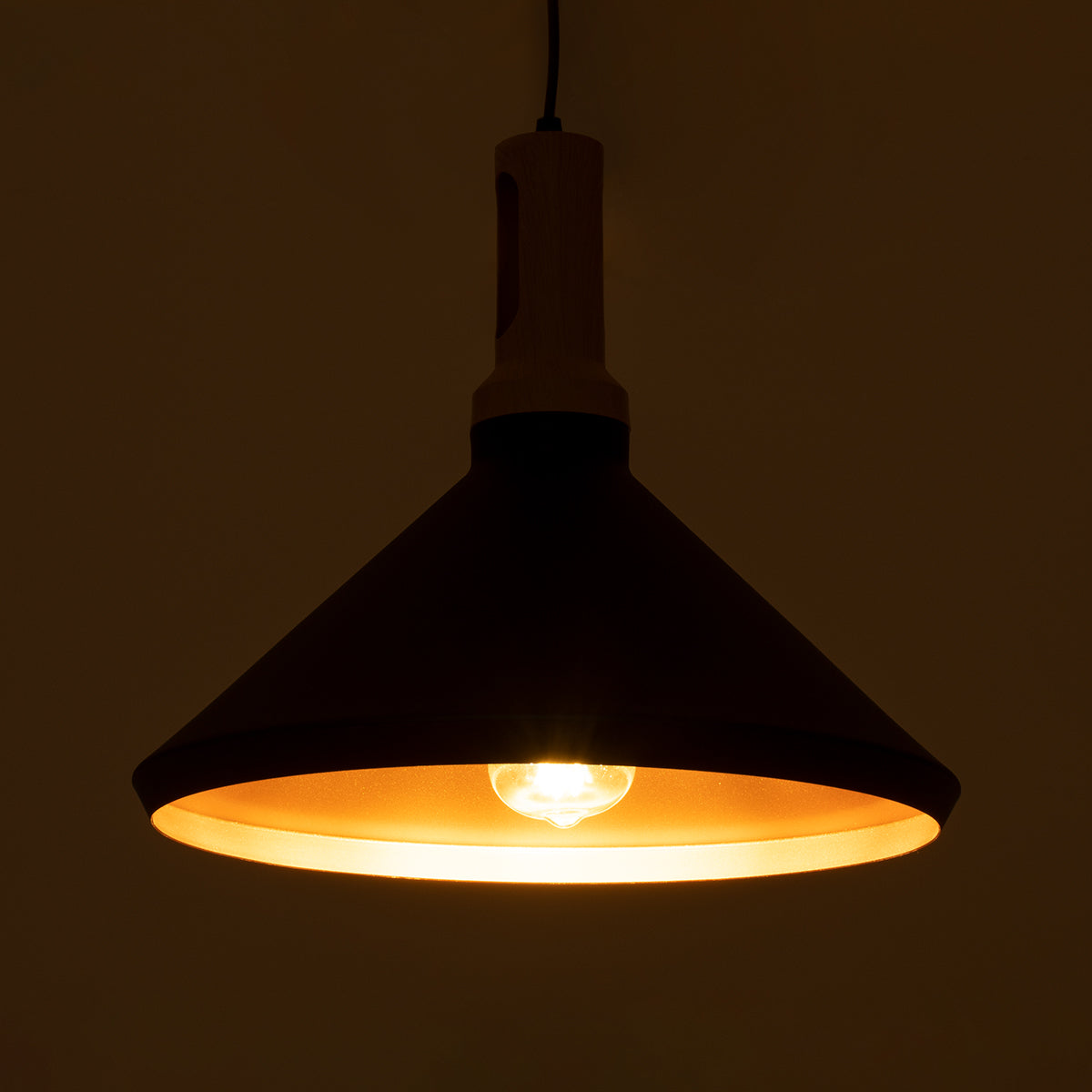 GloboStar® CALYPSO 01334-A Μοντέρνο Κρεμαστό Φωτιστικό Οροφής Μονόφωτο 1 x E27 Μαύρο - Χρυσό Μεταλλικό με Ξύλινη Βάση Καμπάνα Φ36 x Υ30cm - ledmania.gr
