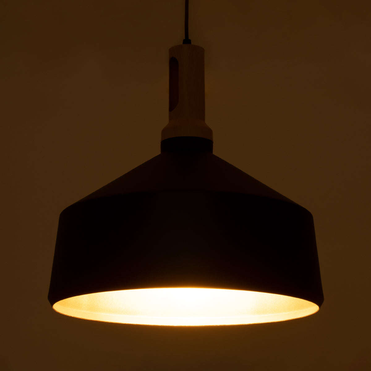 GloboStar® CALYPSO 01334-B Μοντέρνο Κρεμαστό Φωτιστικό Οροφής Μονόφωτο 1 x E27 Μαύρο - Χρυσό Μεταλλικό με Ξύλινη Βάση Καμπάνα Φ36 x Υ35cm - ledmania.gr