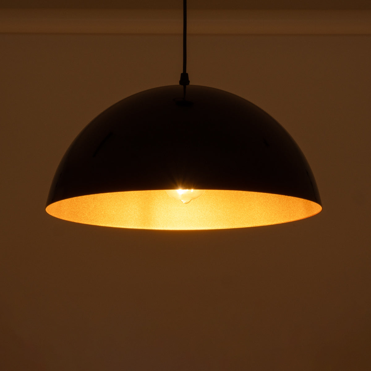 GloboStar® LUNE 01341 Μοντέρνο Κρεμαστό Φωτιστικό Καμπάνα Μονόφωτο 1 x E27 IP20 Μαύρο & Χρυσό Μέταλλο - Μ40 x Π40 x Υ20cm - ledmania.gr