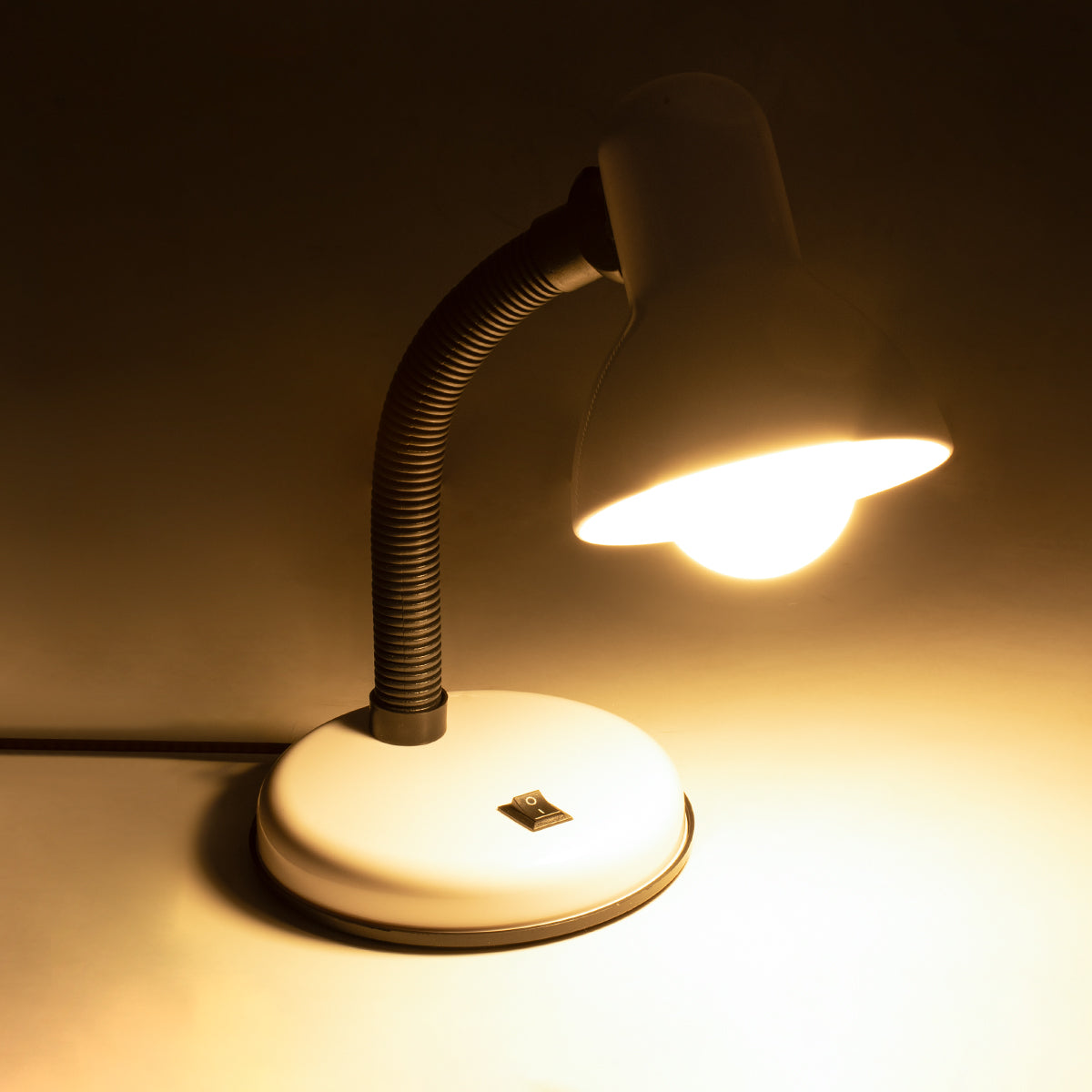 GLOBOSTAR® STUDENT 01531 Μοντέρνο Επιτραπέζιο Φωτιστικό Πορτατίφ με Ντουί 1 x E27 AC 220-240V IP20 - Λευκό - Μ12 x Π12 x Υ32cm - ledmania.gr