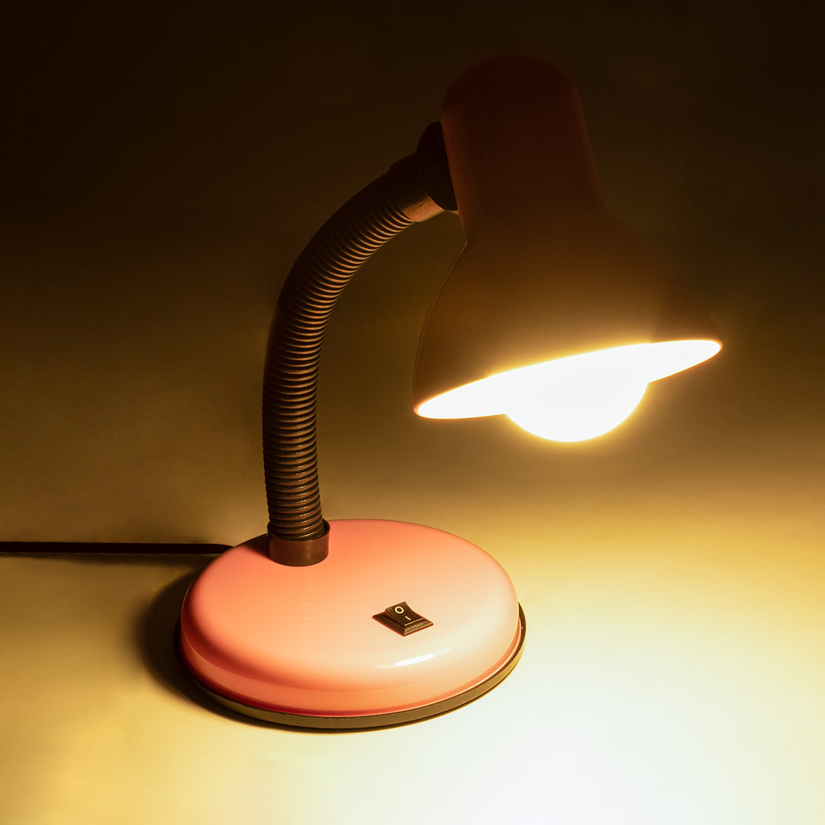 GLOBOSTAR® STUDENT 01534 Μοντέρνο Επιτραπέζιο Φωτιστικό Πορτατίφ με Ντουί 1 x E27 AC 220-240V IP20 - Ροζ - Μ12 x Π12 x Υ32cm - ledmania.gr