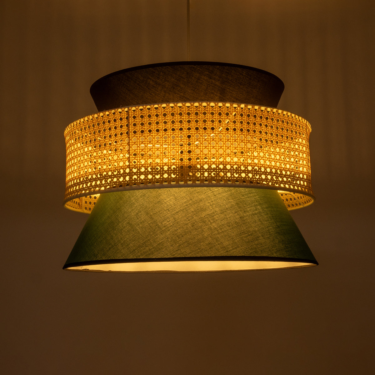 GloboStar® SAIGE 01916 Boho Κρεμαστό Φωτιστικό Οροφής Μονόφωτο 1 x E27 AC220-240V IP20 - Φ50 x Υ36cm - Μπεζ Μπαμπού Πλέγμα με Πράσινο και Μαύρο Υφασμάτινο Καπέλο - ledmania.gr