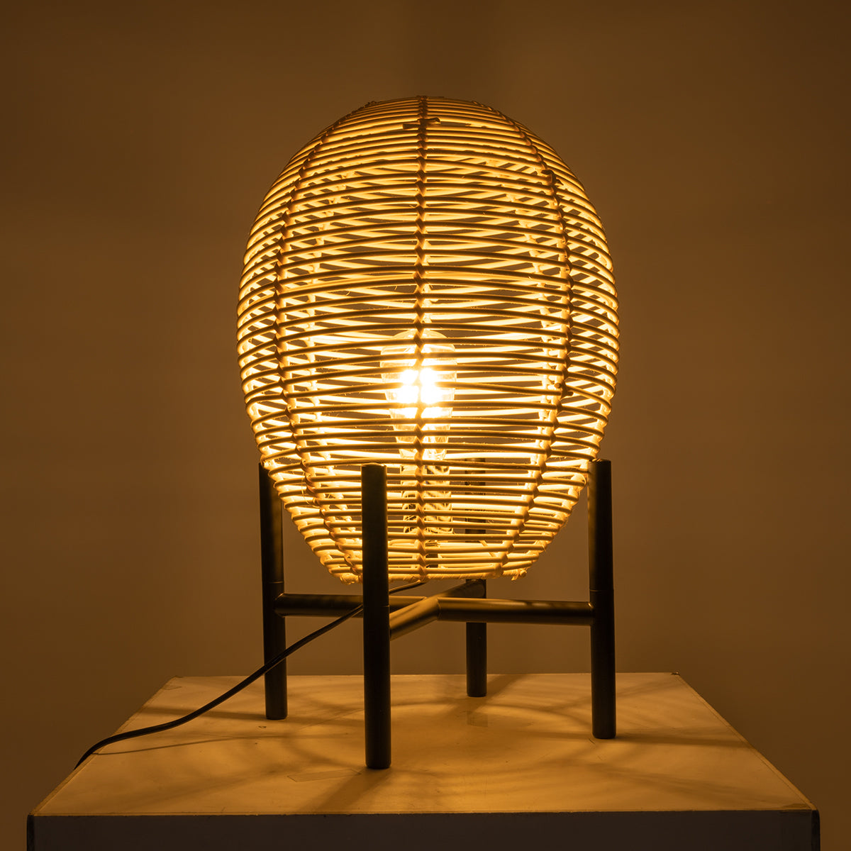 GloboStar® NERINA 02014 Boho Επιτραπέζιο Φωτιστικό Πορτατίφ Μονόφωτο 1 x E27 AC220-240V IP20 - Φ30 x Υ50cm - Μαύρο Μεταλλικό με Μπεζ Ρατάν Καπέλο Πλέγμα