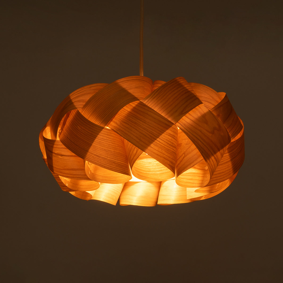 GloboStar® SARDIGNA 02217 Boho Κρεμαστό Φωτιστικό Οροφής Μονόφωτο 1 x E27 AC220-240V IP20 - Φ40 x Υ20cm - Καφέ Λεπτό Φύλλο Ξύλου Πλέγμα - ledmania.gr