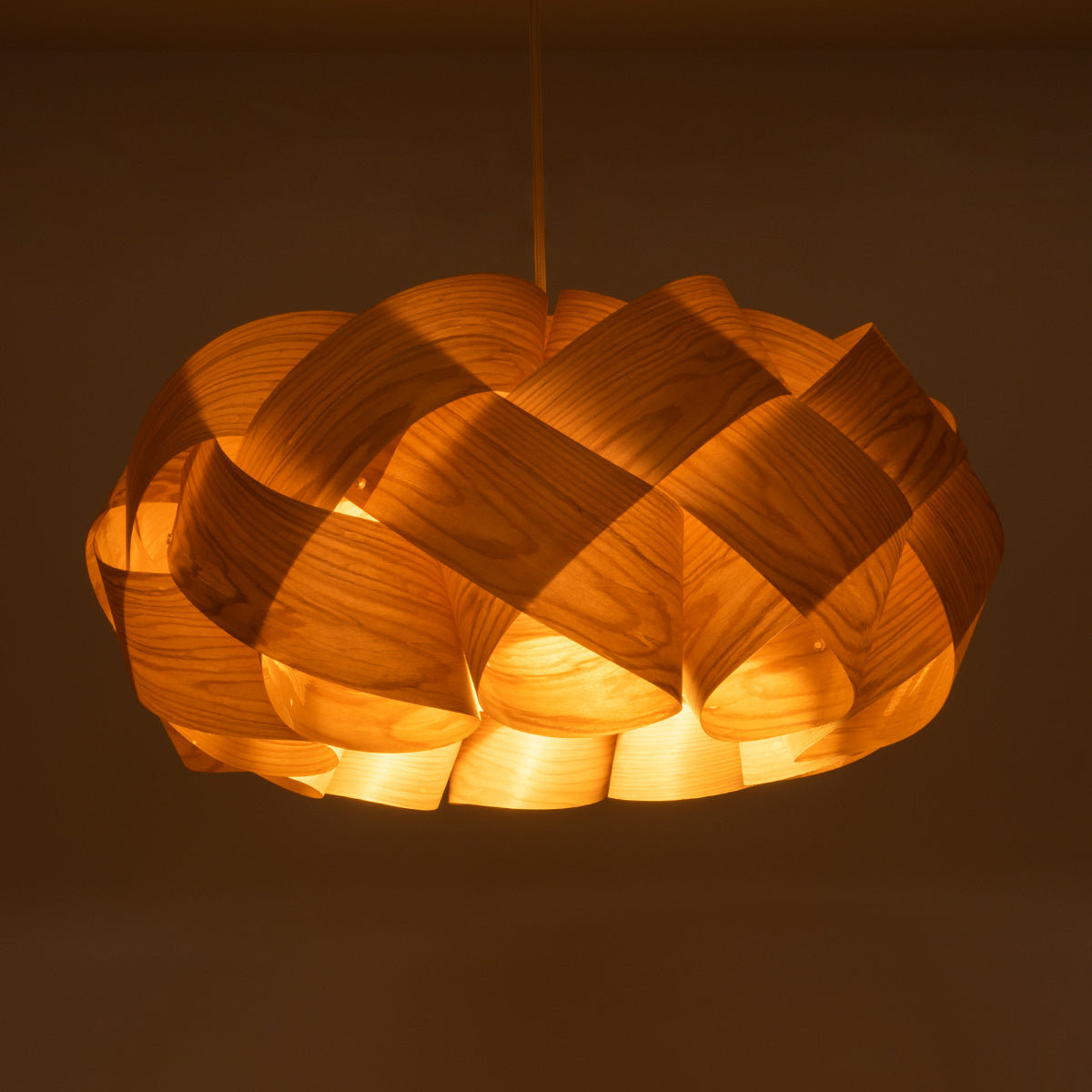 GloboStar® SARDIGNA 02218 Boho Κρεμαστό Φωτιστικό Οροφής Μονόφωτο 1 x E27 AC220-240V IP20 - Φ60 x Υ30cm - Καφέ Λεπτό Φύλλο Ξύλου Πλέγμα - ledmania.gr