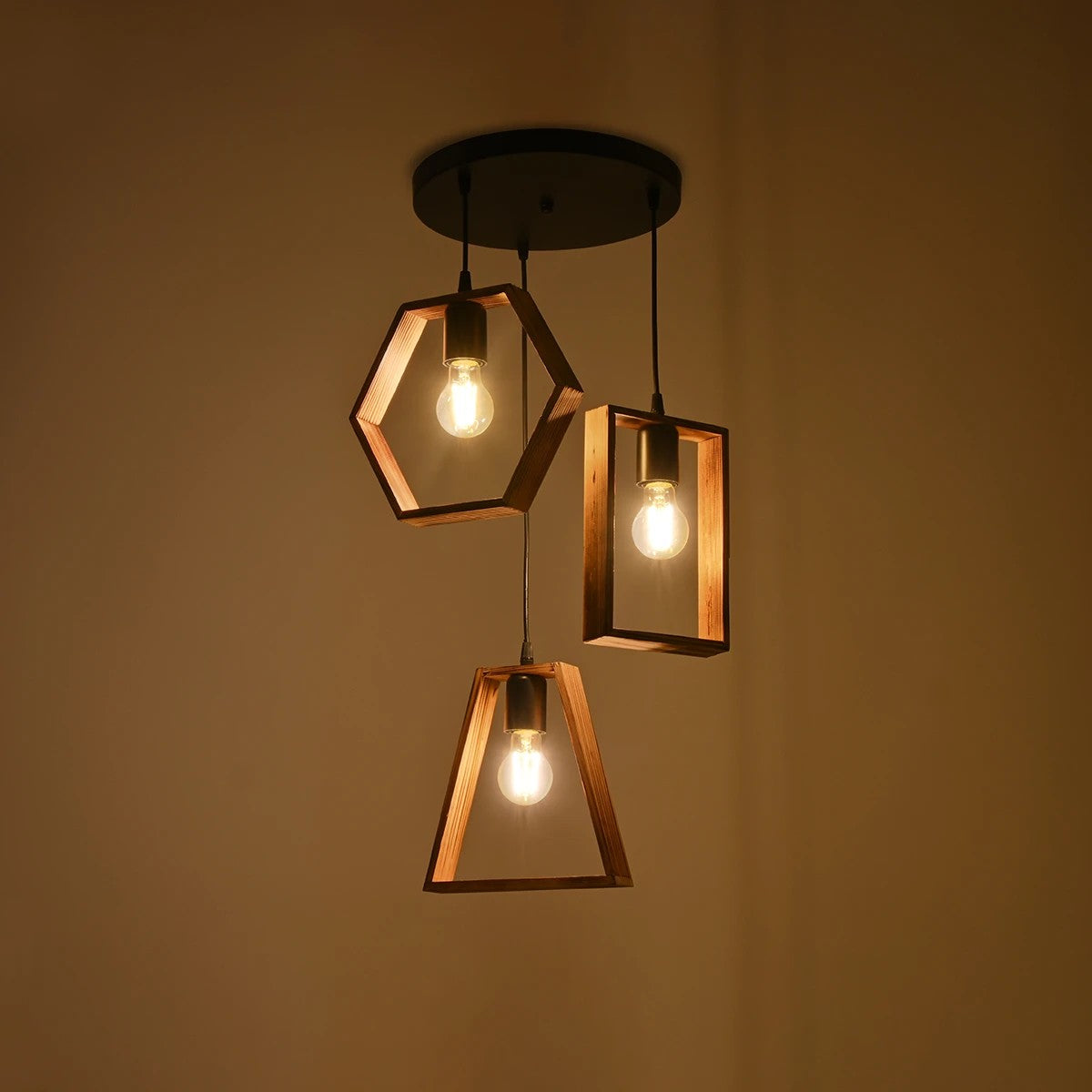 GloboStar® EMBER 201-0102 Vintage Κρεμαστό Φωτιστικό Φιγούρα Τρίφωτο 3 x E27 IP20 Μαύρο Μέταλλο με Καφέ Ξύλο - Μ50 x Π50 x Υ70cm - ledmania.gr
