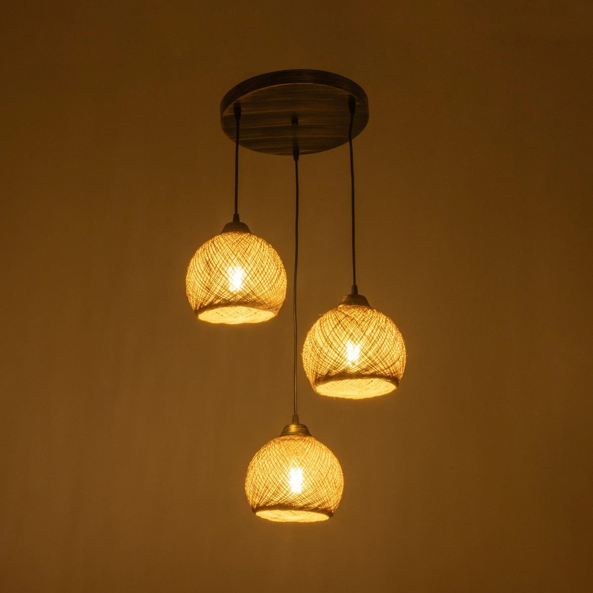 GloboStar® YASAM 203-0025 Vintage Κρεμαστό Φωτιστικό Πλέγμα Τρίφωτο 3 x E27 IP20 Καφέ Ρατάν - Μ42 x Π42 x Υ54cm - ledmania.gr
