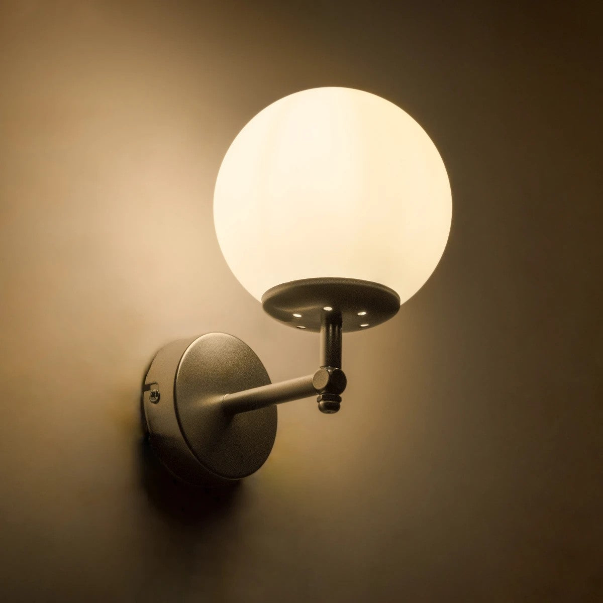 GloboStar® DALPH 203-0031 Vintage Επιτοίχιο Φωτιστικό Απλίκα Μονόφωτο 1 x E27 IP20 Ασημί Μέταλλο με Λευκό Γυαλί - M18 x Π15 x Υ23cm - ledmania.gr