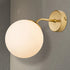 GloboStar® DALPH 203-0033 Vintage Επιτοίχιο Φωτιστικό Απλίκα Μονόφωτο 1 x E27 IP20 Χρυσό Μέταλλο με Λευκό Γυαλί - M15 x Π18 x Υ22.5cm - ledmania.gr