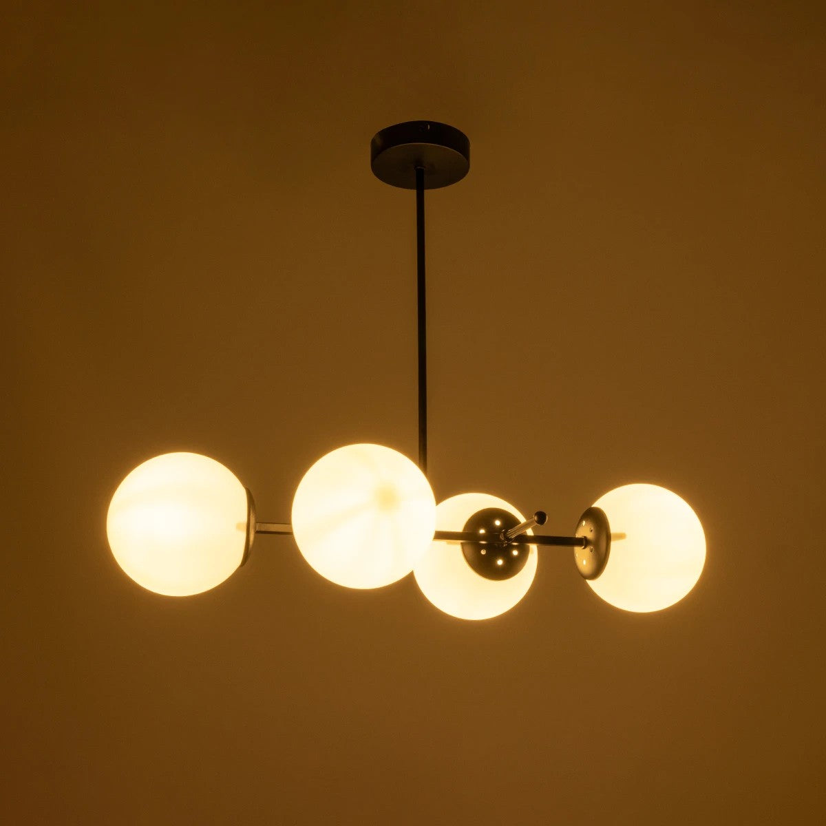 GloboStar® GLOBUS 203-0104 Μοντέρνο Φωτιστικό Οροφής Μπάλα Πολύφωτο 4 x E27 IP20 Μαύρο Μέταλλο με Λευκό Γυαλί - Μ70 x Π34 x Υ15cm - ledmania.gr