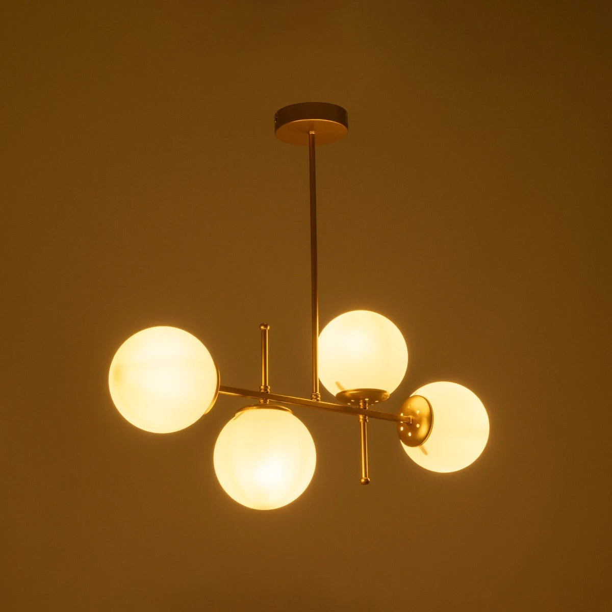 GloboStar® GLOBUS 203-0105 Μοντέρνο Φωτιστικό Οροφής Μπάλα Πολύφωτο 4 x E27 IP20 Χρυσό Μέταλλο με Λευκό Γυαλί - Μ70 x Π15 x Υ34cm - ledmania.gr