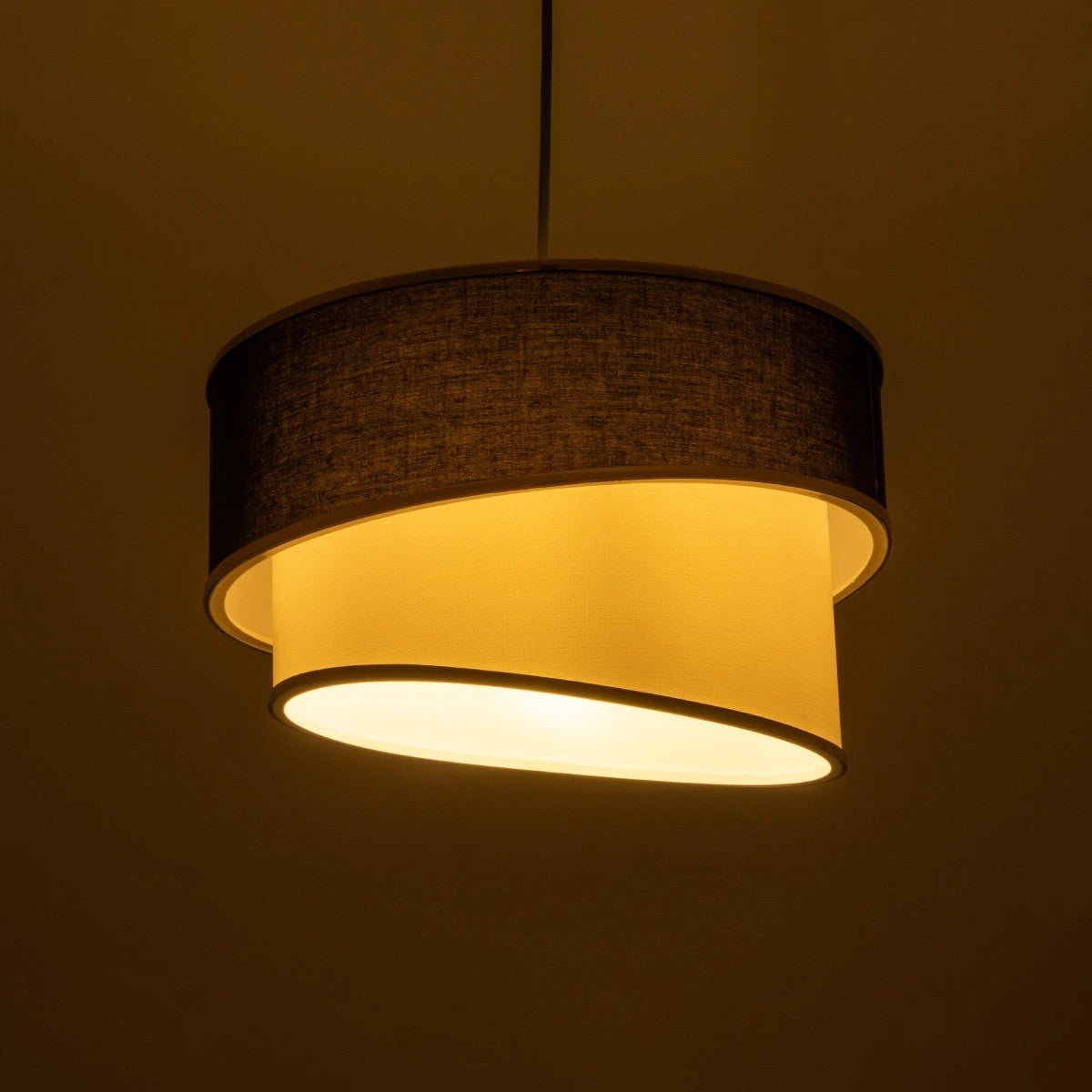 GloboStar® SONIA 203-0120 Μοντέρνο Κρεμαστό Φωτιστικό Καπέλο Μονόφωτο 1 x E27 IP20 Μαύρο & Λευκό Ύφασμα - Μ30 x Π30 x Υ24cm - ledmania.gr