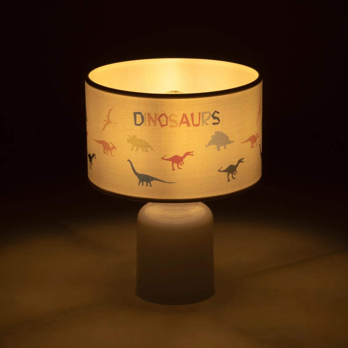 GloboStar® DINO 204-0028 Παιδικό Eπιτραπέζιο Φωτιστικό Πορτατίφ Μονόφωτο 1 x E27 IP20 Πολύχρωμο Ύφασμα με Λευκό Πλαστικό - Μ24 x Π24 x Υ32cm - ledmania.gr