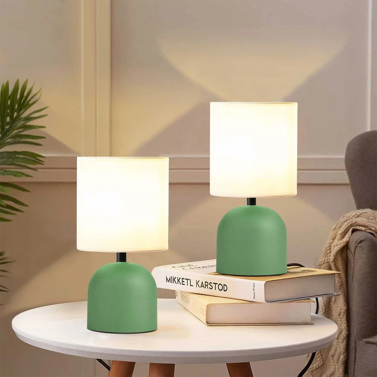 GloboStar® LOREN 204-0136 Μοντέρνο Eπιτραπέζιο Φωτιστικό Μονόφωτο 1 x E27 IP20 Πράσινο Μέταλλο με Μπεζ Ύφασμα - Μ15 x Π15 x Υ31cm - ledmania.gr