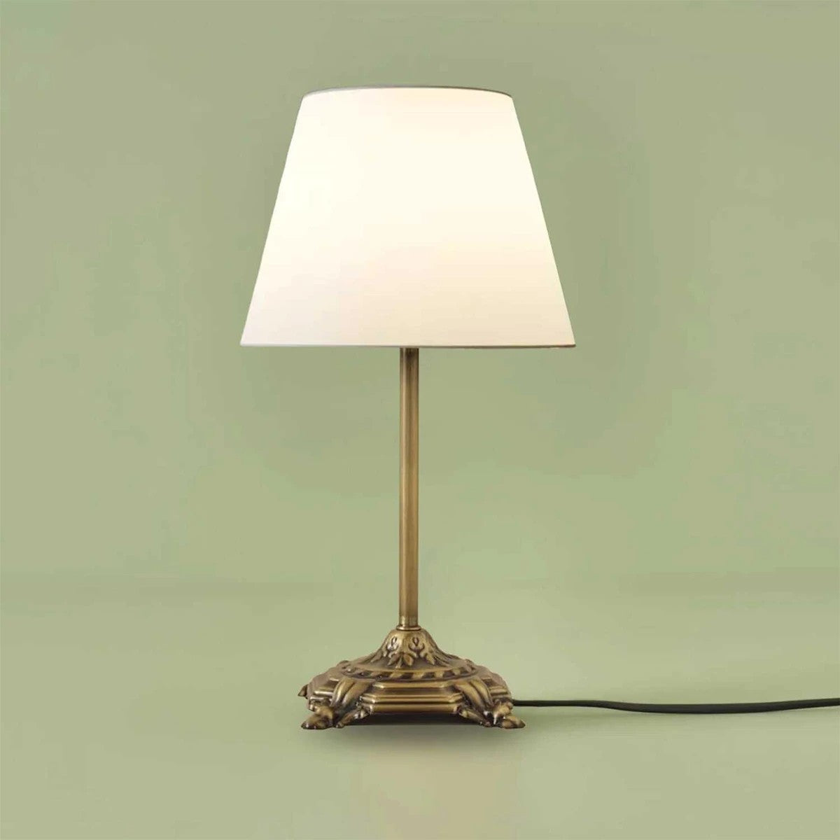 GloboStar® AΝΤΙQUE 204-0142 Vintage Eπιτραπέζιο Φωτιστικό Μονόφωτο 1 x E27 IP20 Μπρούτζινο Μέταλλο με Λευκό Ύφασμα - Μ22 x Π22 x Υ38cm - ledmania.gr