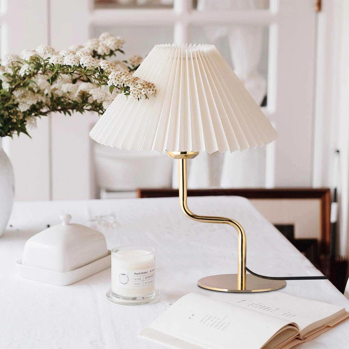 GloboStar® LIVL 204-0169 Μοντέρνο Eπιτραπέζιο Φωτιστικό Μονόφωτο 1 x E27 IP20 Χρυσό Μέταλλο με Μπεζ Ύφασμα - Μ22 x Π22 x Υ34cm - ledmania.gr