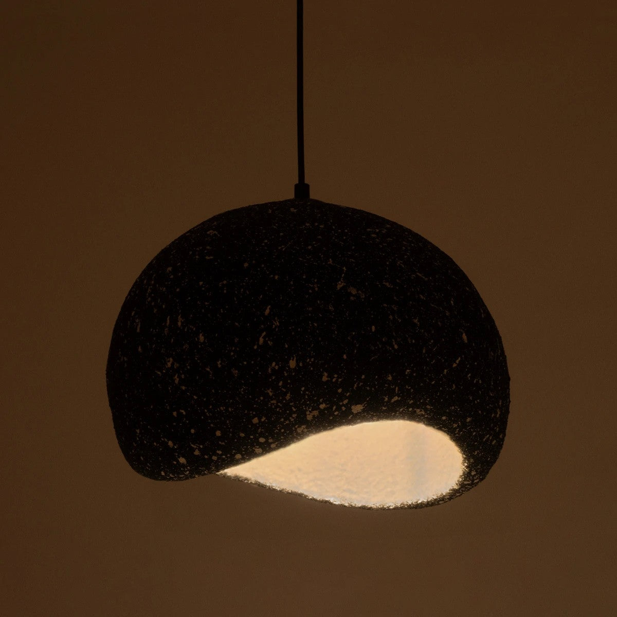 GloboStar® STONE 204-0194 Μοντέρνο Κρεμαστό Φωτιστικό Καμπάνα Μονόφωτο 1 x E27 IP20 Μαύρο Με Λευκό Πολυστερίνη με Ρητίνη - Μ35 x Π31 x Υ26cm - ledmania.gr