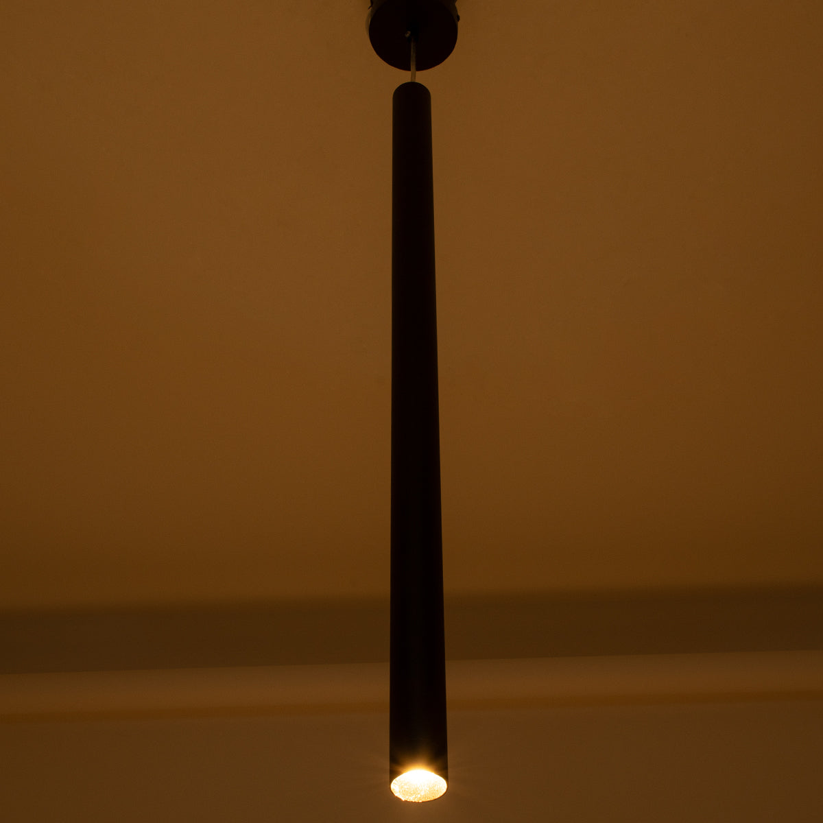 GloboStar® CANAL 60377 Κρεμαστό Φωτιστικό Σποτ Οροφής LED Downlight 7W 700lm 36° AC 220-240V IP20 Φ4 x Υ80cm Θερμό Λευκό 2700K - Μαύρο - Bridgelux COB - 5 Years Warranty - ledmania.gr