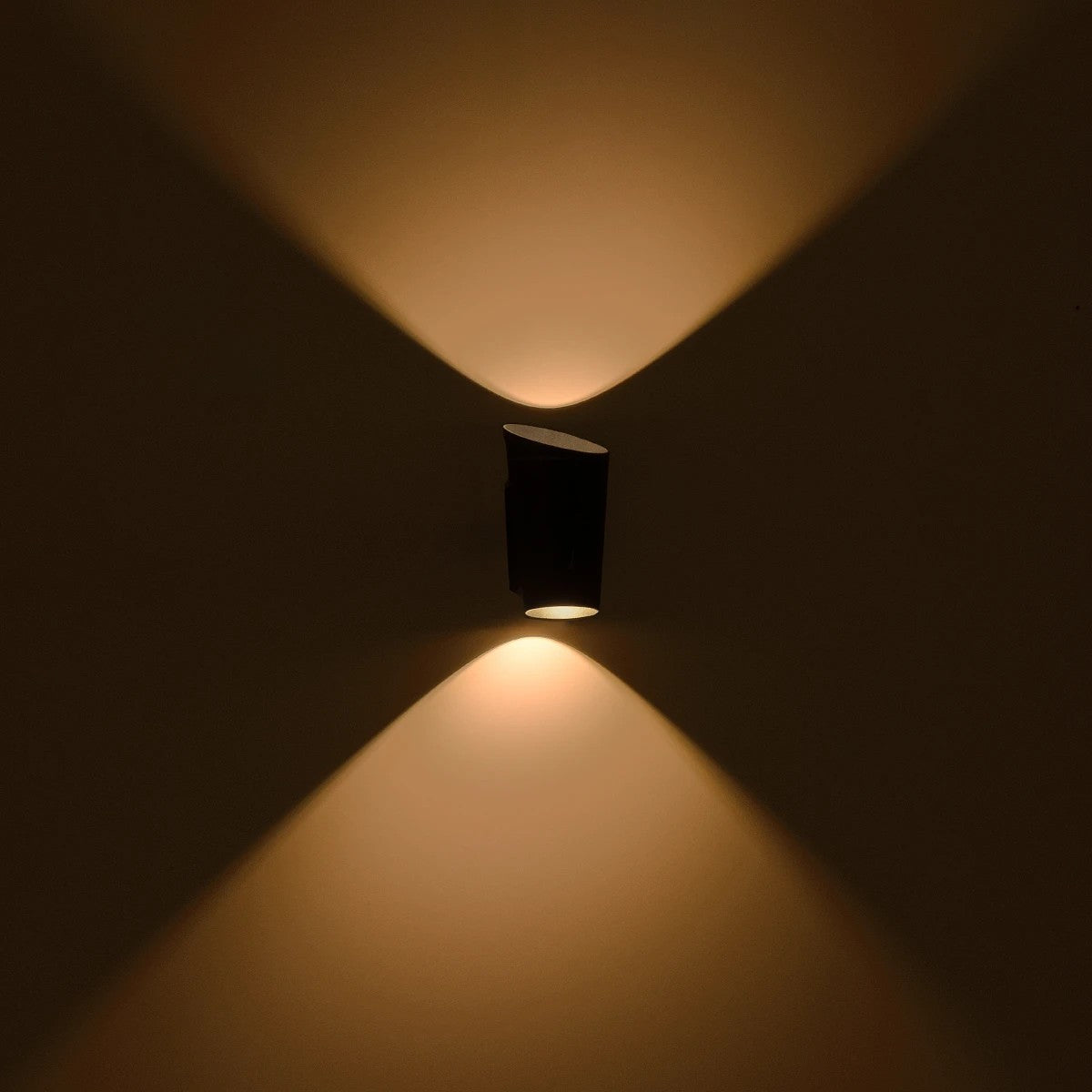 GLOBOSTAR® GANETTI 60671 Μοντέρνο Φωτιστικό Τοίχου - Απλίκα LED 10W 1250lm 60° AC 220-240V Αδιάβροχο IP65 Θερμό Λευκό 2700K - Bridgelux COB Chip & TÜV SÜD Driver - Μαύρο Ματ - Μ9.5 x Π11 x Υ19cm - 5 Χρόνια Εγγύηση - ledmania.gr