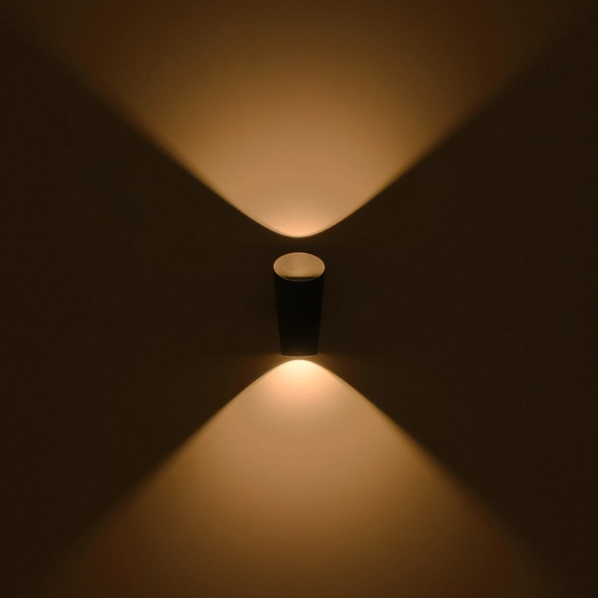 GLOBOSTAR® GANETTI 60671 Μοντέρνο Φωτιστικό Τοίχου - Απλίκα LED 10W 1250lm 60° AC 220-240V Αδιάβροχο IP65 Θερμό Λευκό 2700K - Bridgelux COB Chip & TÜV SÜD Driver - Μαύρο Ματ - Μ9.5 x Π11 x Υ19cm - 5 Χρόνια Εγγύηση - ledmania.gr
