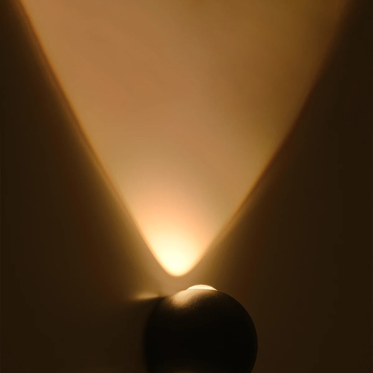 GLOBOSTAR® VEGA 60672 Μοντέρνο Φωτιστικό Τοίχου - Απλίκα LED 6W 750lm 30° AC 220-240V Αδιάβροχο IP65 Θερμό Λευκό 2700K - Bridgelux COB Chip & TÜV SÜD Driver - Μαύρο Ματ - Μ10 x Π7.5 x Υ10cm - 5 Χρόνια Εγγύηση - ledmania.gr