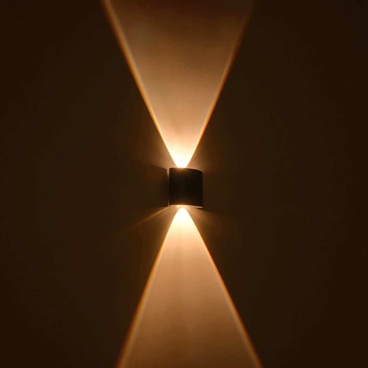 GLOBOSTAR® SIXOAD 60676 Μοντέρνο Φωτιστικό Τοίχου - Απλίκα LED 4W 500lm 30° AC 220-240V Αδιάβροχο IP65 Θερμό Λευκό 2700K - CREE XPE Chip & TÜV SÜD Driver - Μαύρο Ματ - Μ8.5 x Π3.5 x Υ8cm - 5 Χρόνια Εγγύηση - ledmania.gr