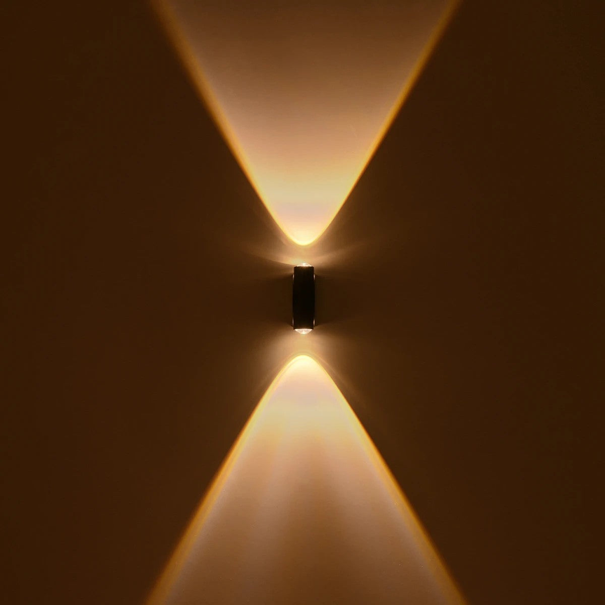 GLOBOSTAR® ARC 60679 Μοντέρνο Φωτιστικό Τοίχου - Απλίκα LED 4W 500lm 30° AC 220-240V Αδιάβροχο IP65 Θερμό Λευκό 2700K - CREE XPE Chip & TÜV SÜD Driver - Μαύρο Ματ - Μ3.5 x Π4.8 x Υ11.5cm - 5 Χρόνια Εγγύηση