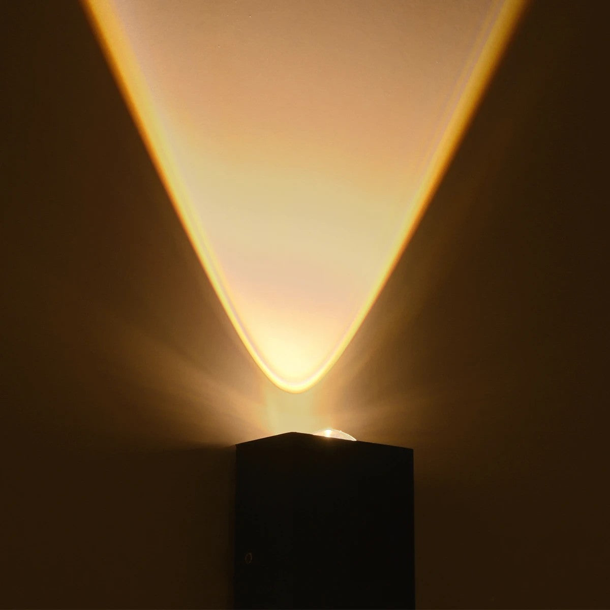 GLOBOSTAR® HIKARI 60685 Μοντέρνο Φωτιστικό Τοίχου - Απλίκα LED 4W 500lm 30° AC 220-240V Αδιάβροχο IP65 Θερμό Λευκό 2700K - CREE XPE Chip & TÜV SÜD Driver - Μαύρο Ματ - Μ6 x Π4 x Υ10.5cm - 5 Χρόνια Εγγύηση