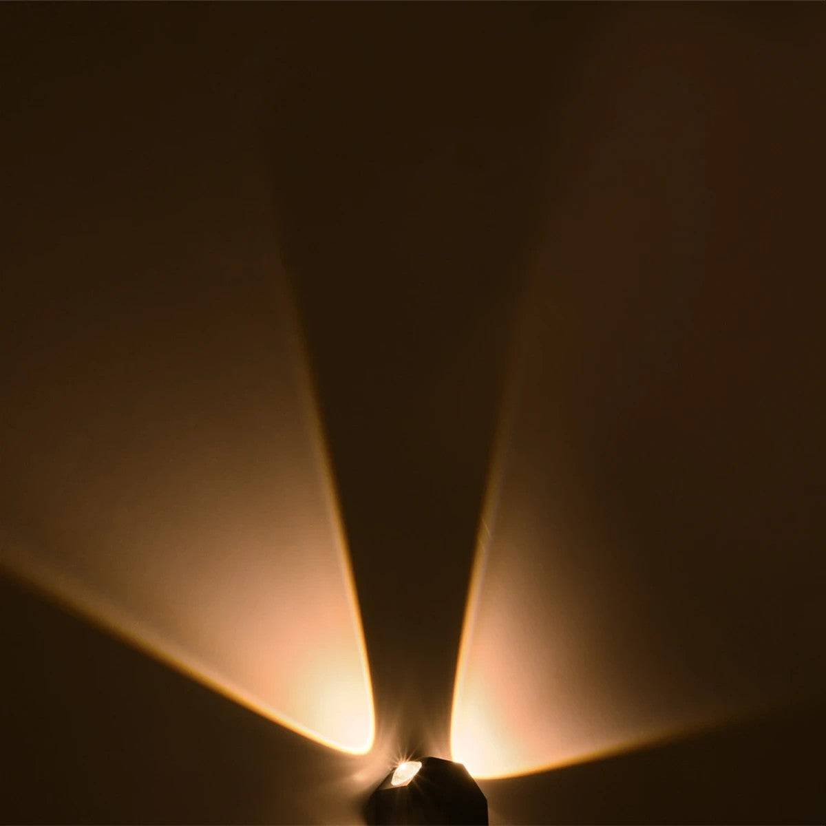 GLOBOSTAR® HIKARI 60687 Μοντέρνο Φωτιστικό Τοίχου - Απλίκα LED 8W 1000lm 30° AC 220-240V Αδιάβροχο IP65 Θερμό Λευκό 2700K - CREE XPE Chip & TÜV SÜD Driver - Μαύρο Ματ - Μ10 x Π4 x Υ10cm - 5 Χρόνια Εγγύηση