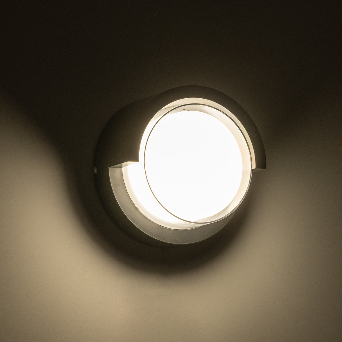 GLOBOSTAR® APEX 60764 Φωτιστικό Τοίχου - Απλίκα Εσωτερικού/Εξωτερικού Χώρου LED 10W 1050lm 120° AC175-265V Αδιάβροχο IP65 - Πλαστικό Σώμα - Φυσικό λευκό 4500K - Φ17 x Υ9cm - Μαύρο - Bridgelux Chip - 3 Χρόνια Εγγύηση - ledmania.gr