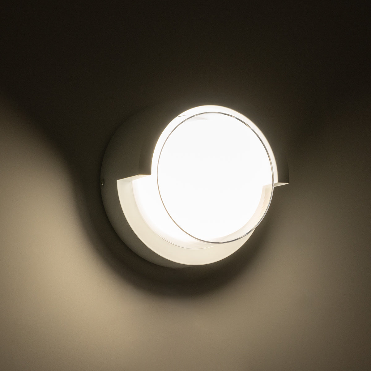 GLOBOSTAR® APEX 60766 Φωτιστικό Τοίχου - Απλίκα Εσωτερικού/Εξωτερικού Χώρου LED 10W 1050lm 120° AC175-265V Αδιάβροχο IP65 - Πλαστικό Σώμα - Φυσικό λευκό 4500K - Φ17 x Υ9cm - Λευκό - Bridgelux Chip - 3 Χρόνια Εγγύηση - ledmania.gr