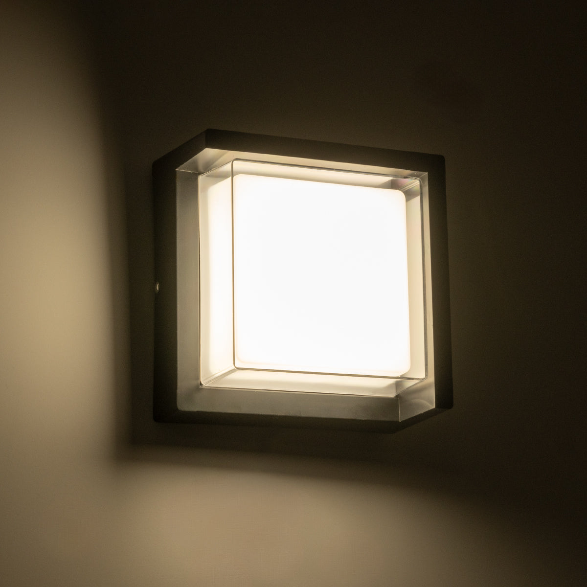 GLOBOSTAR® APEX 60770 Φωτιστικό Τοίχου - Απλίκα Εσωτερικού/Εξωτερικού Χώρου LED 10W 1050lm 120° AC175-265V Αδιάβροχο IP65 - Πλαστικό Σώμα - Φυσικό λευκό 4500K - Μ17 x Π17 x Υ9cm - Μαύρο - Bridgelux Chip - 3 Χρόνια Εγγύηση - ledmania.gr