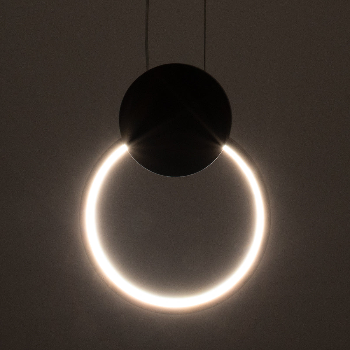GLOBOSTAR® CYCLOS 61073 Μοντέρνο Κρεμαστό Φωτιστικό Οροφής LED 9W 1080lm 300° AC 220-240V IP20 Ρυθμιζόμενο Λευκό CCT με On/Off 2700K/4500K/6000K - Lumileds SMD Chip - Μαύρο Ματ - Μ21 x Π2.3 x Υ26.5cm - 3 Χρόνια Εγγύηση - ledmania.gr