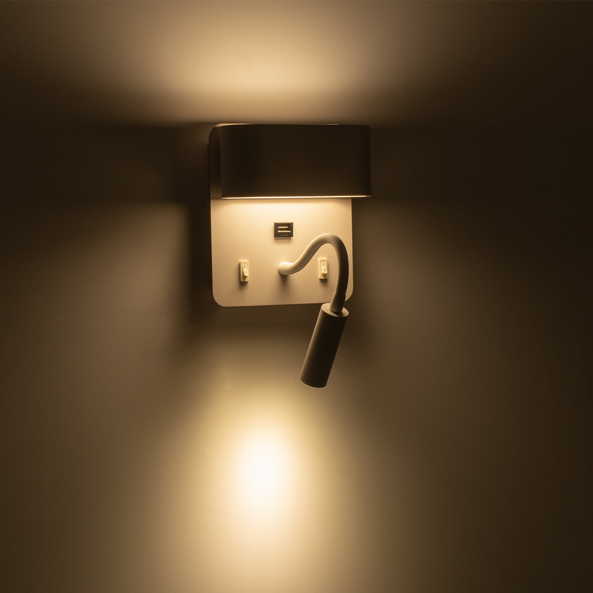 GloboStar® IBIS 61368 Μοντέρνο Φωτιστικό Τοίχου - Απλίκα Ξενοδοχείου Bed Side LED 10W 1100lm 36° & 360° AC 220-240V - Reading Light & Up/Down Light - Φορτιστής USB 3A - Μ10 x Π6.1 x Υ18cm - Φυσικό Λευκό 4500K - Λευκό - ledmania.gr