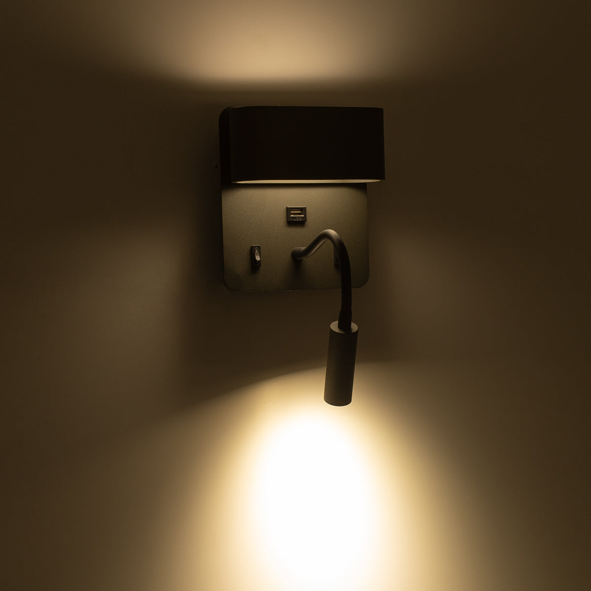 GLOBOSTAR® IBIS 61369 Μοντέρνο Φωτιστικό Τοίχου - Απλίκα Ξενοδοχείου Reading Light με Φορτιστή USB 3A LED 10W 1100lm 36° & 360° AC 220-240V IP20 Φυσικό Λευκό 4500K - Bridgelux COB Chip & TÜV SÜD Driver - Γκρι Ανθρακί Ματ - Μ10 x Π6.1 x Υ18cm - 3 Χρόνια...