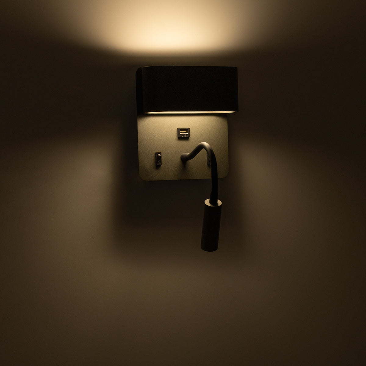 GLOBOSTAR® IBIS 61369 Μοντέρνο Φωτιστικό Τοίχου - Απλίκα Ξενοδοχείου Reading Light με Φορτιστή USB 3A LED 10W 1100lm 36° & 360° AC 220-240V IP20 Φυσικό Λευκό 4500K - Bridgelux COB Chip & TÜV SÜD Driver - Γκρι Ανθρακί Ματ - Μ10 x Π6.1 x Υ18cm - 3 Χρόνια...