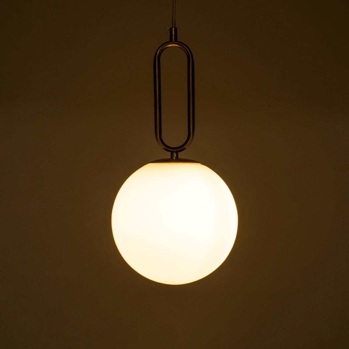 GloboStar® BELLISSIMO 61486 Μοντέρνο Κρεμαστό Φωτιστικό Οροφής Μονόφωτο 1 x E27 Γαλακτερή Γυάλινη Μπάλα με Μεταλλικό Επιχρυσωμενό Πλατίνα Σώμα Φ20 x Υ42cm - ledmania.gr