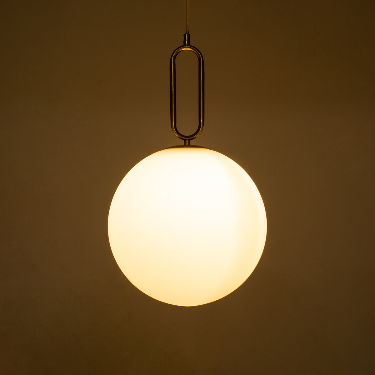 GloboStar® BELLISSIMO 61487 Μοντέρνο Κρεμαστό Φωτιστικό Οροφής Μονόφωτο 1 x E27 Γαλακτερή Γυάλινη Μπάλα με Μεταλλικό Επιχρυσωμενό Πλατίνα Σώμα Φ30 x Υ52cm - ledmania.gr