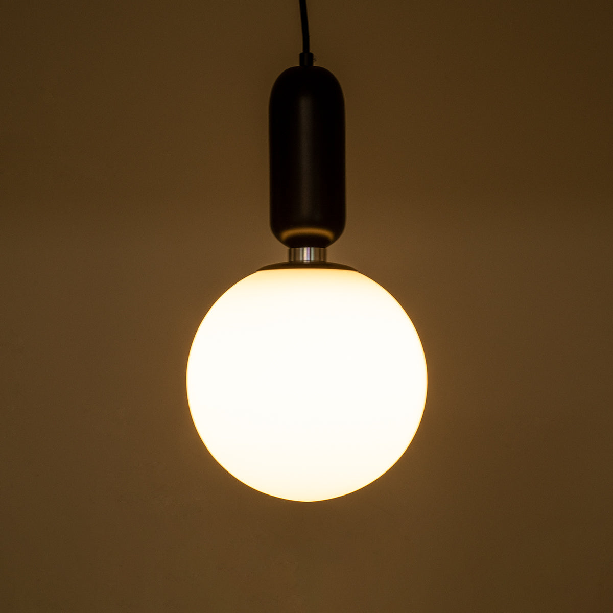 GLOBOSTAR® ESTETICO 61495 Μοντέρνο Κρεμαστό Φωτιστικό Οροφής με Ντουί 1 x E27 AC 220-240V IP20 - Λευκό & Μαύρο - Μ20 x Π20 x Υ38cm