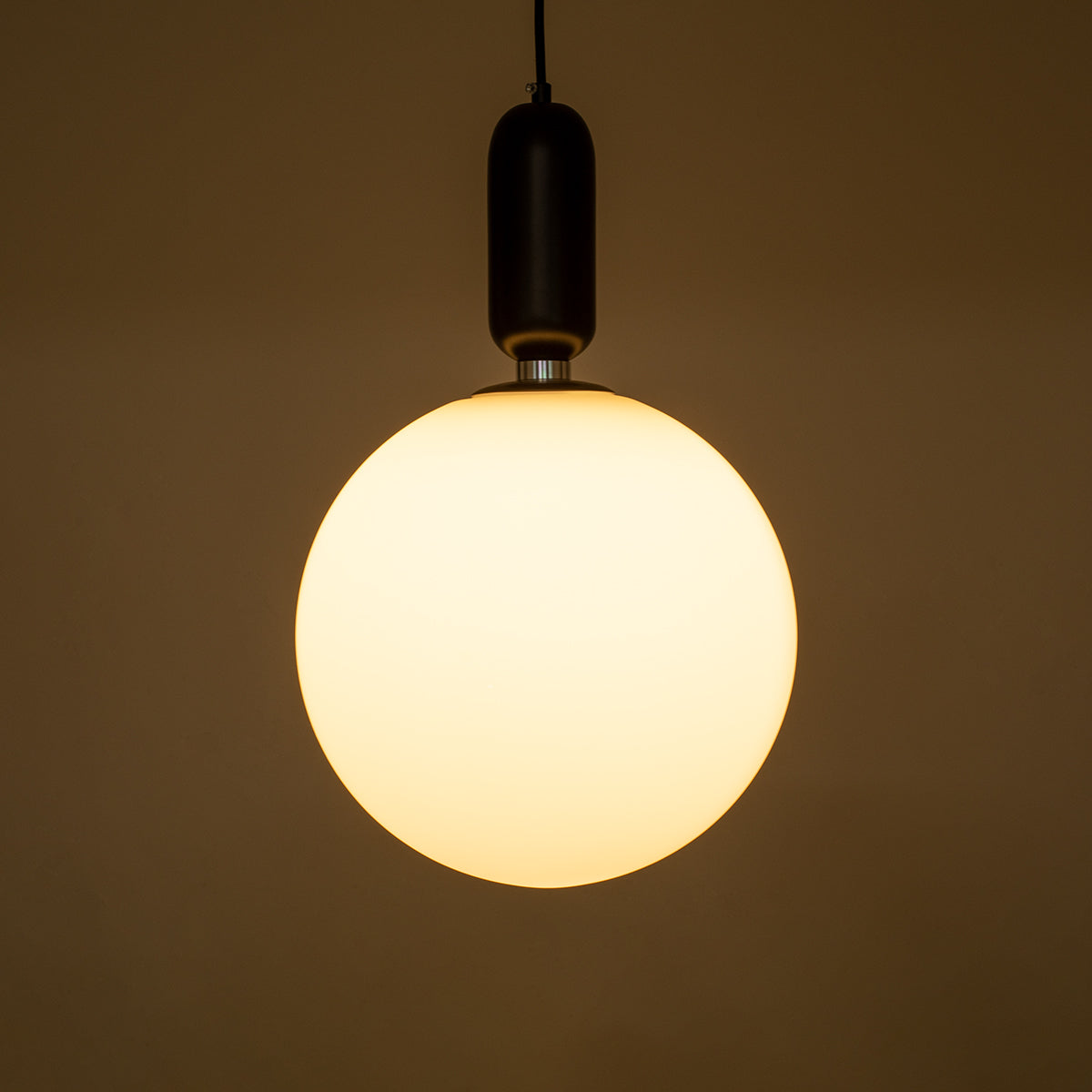 GloboStar® ESTETICO 61496 Μοντέρνο Κρεμαστό Φωτιστικό Οροφής Μονόφωτο 1 x E27 Γαλακτερή Γυάλινη Μπάλα με Μεταλλικό Μαύρο Ματ Σώμα Φ30 x Υ48cm - ledmania.gr
