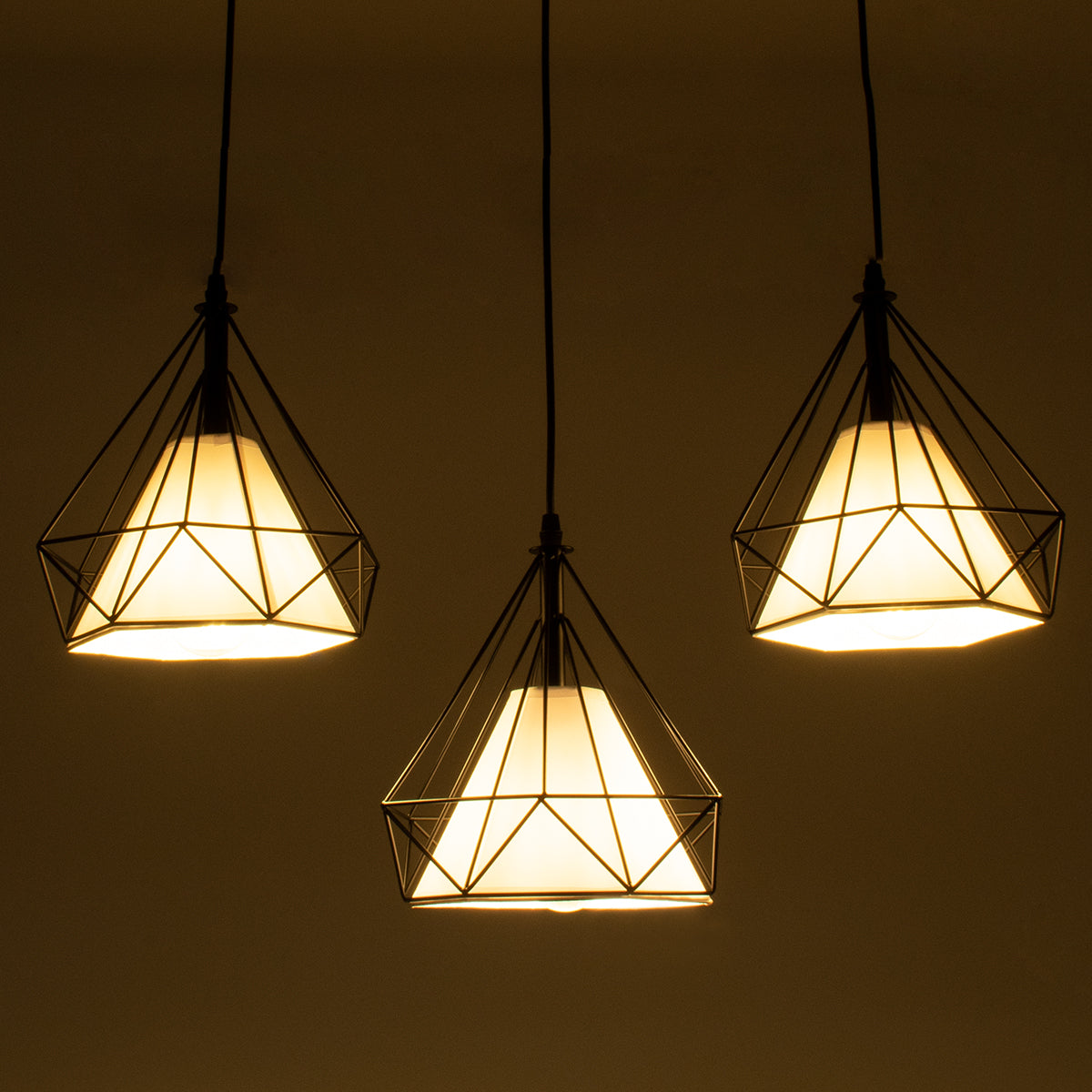 GloboStar® EIFFEL 61569 Vintage Κρεμαστό Φωτιστικό Ράγα Τρίφωτο 3 x E27 IP20 Μαύρο Μέταλλο με Λευκό Ύφασμα - Μ68 x Π25 x Υ130cm - ledmania.gr