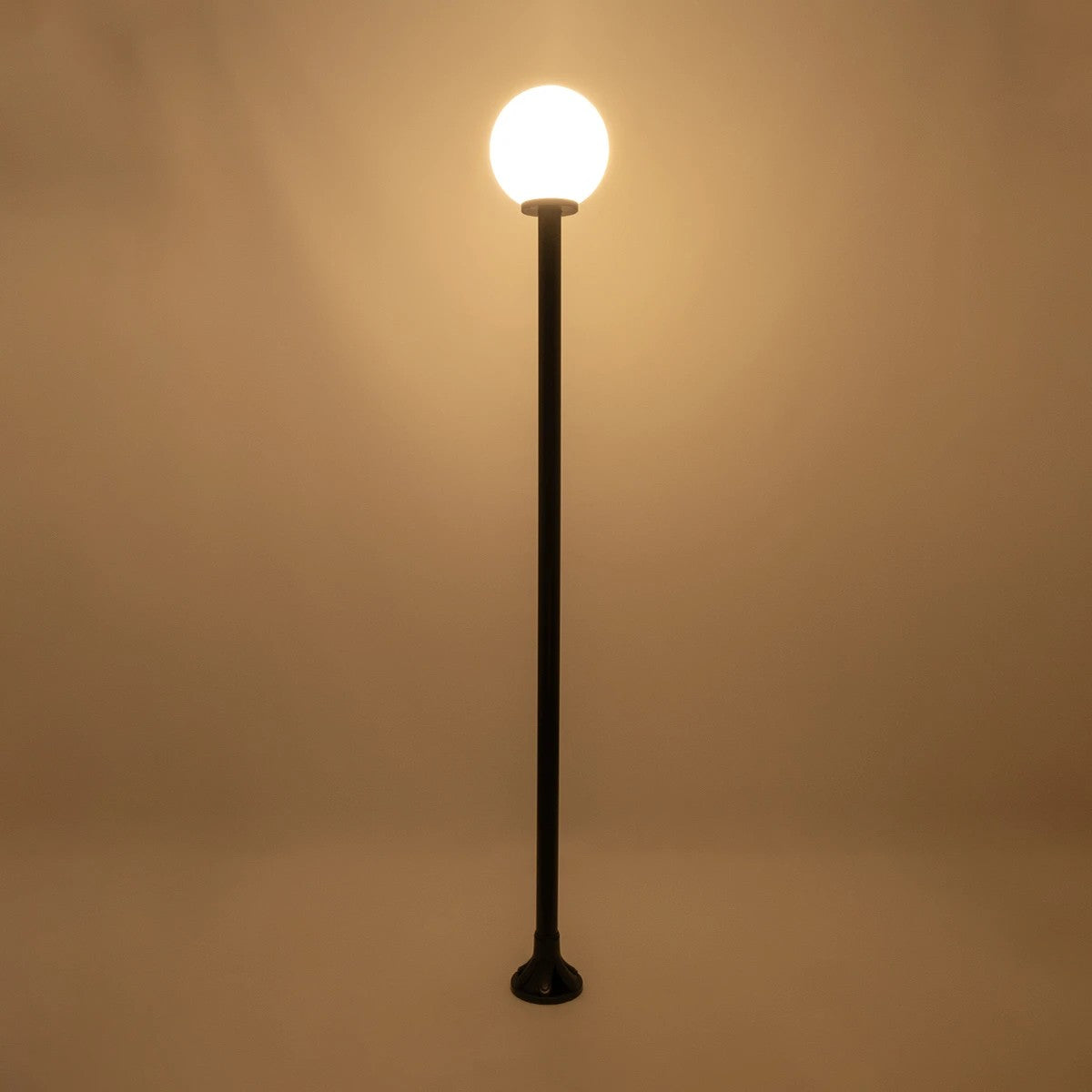 GLOBOSTAR® AGROS 61597 Φωτιστικό Κολωνάκι Κήπου με Ντουί 1 x E27 AC 220-240V Αδιάβροχο IP65 - Λευκό & Μάυρο - Μ30 x Π30 x Υ240cm - ledmania.gr