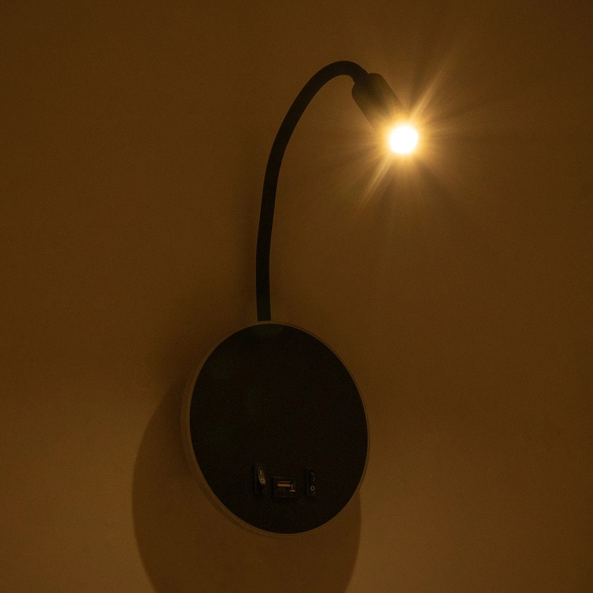 GLOBOSTAR® GOOSE 61695 Μοντέρνο Φωτιστικό Τοίχου - Απλίκα Ξενοδοχείου Reading Light με Φορτιστή USB 3A LED 6W 600lm 36° & 360° AC 220-240V IP20 Θερμό Λευκό 2700K - Bridgelux COB Chip & TÜV SÜD Driver - Μαύρο Ματ - Μ15.5 x Π22.5 x Υ30cm - 3 Χρόνια Εγγύηση - ledmania.gr