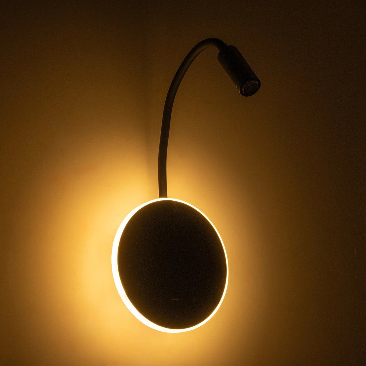 GLOBOSTAR® GOOSE 61695 Μοντέρνο Φωτιστικό Τοίχου - Απλίκα Ξενοδοχείου Reading Light με Φορτιστή USB 3A LED 6W 600lm 36° & 360° AC 220-240V IP20 Θερμό Λευκό 2700K - Bridgelux COB Chip & TÜV SÜD Driver - Μαύρο Ματ - Μ15.5 x Π22.5 x Υ30cm - 3 Χρόνια Εγγύηση - ledmania.gr