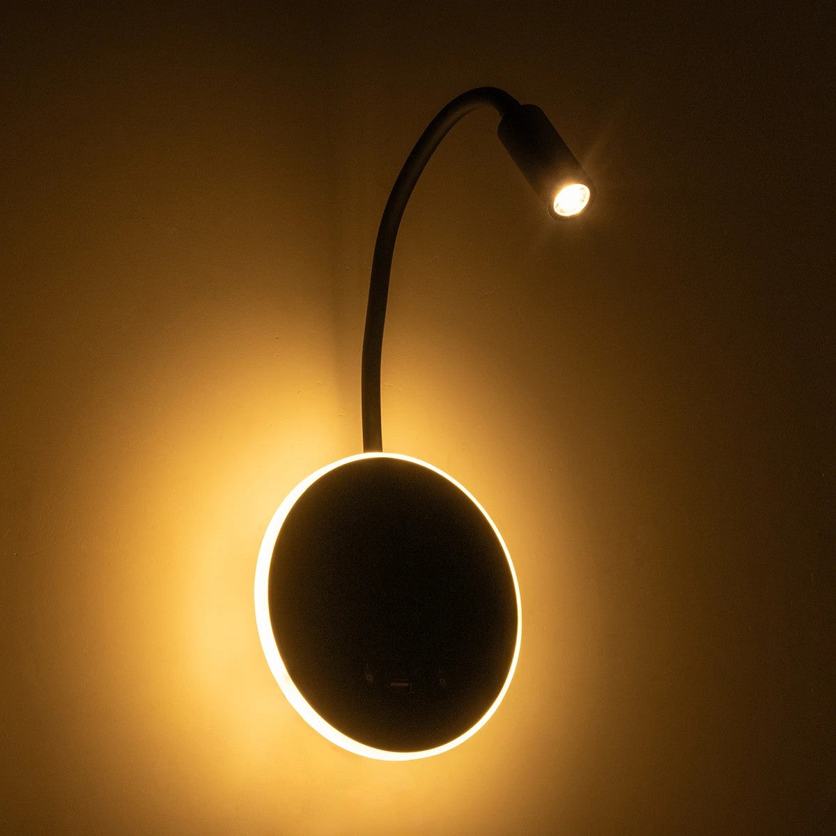 GLOBOSTAR® GOOSE 61695 Μοντέρνο Φωτιστικό Τοίχου - Απλίκα Ξενοδοχείου Reading Light με Φορτιστή USB 3A LED 6W 600lm 36° & 360° AC 220-240V IP20 Θερμό Λευκό 2700K - Bridgelux COB Chip & TÜV SÜD Driver - Μαύρο Ματ - Μ15.5 x Π22.5 x Υ30cm - 3 Χρόνια Εγγύηση - ledmania.gr